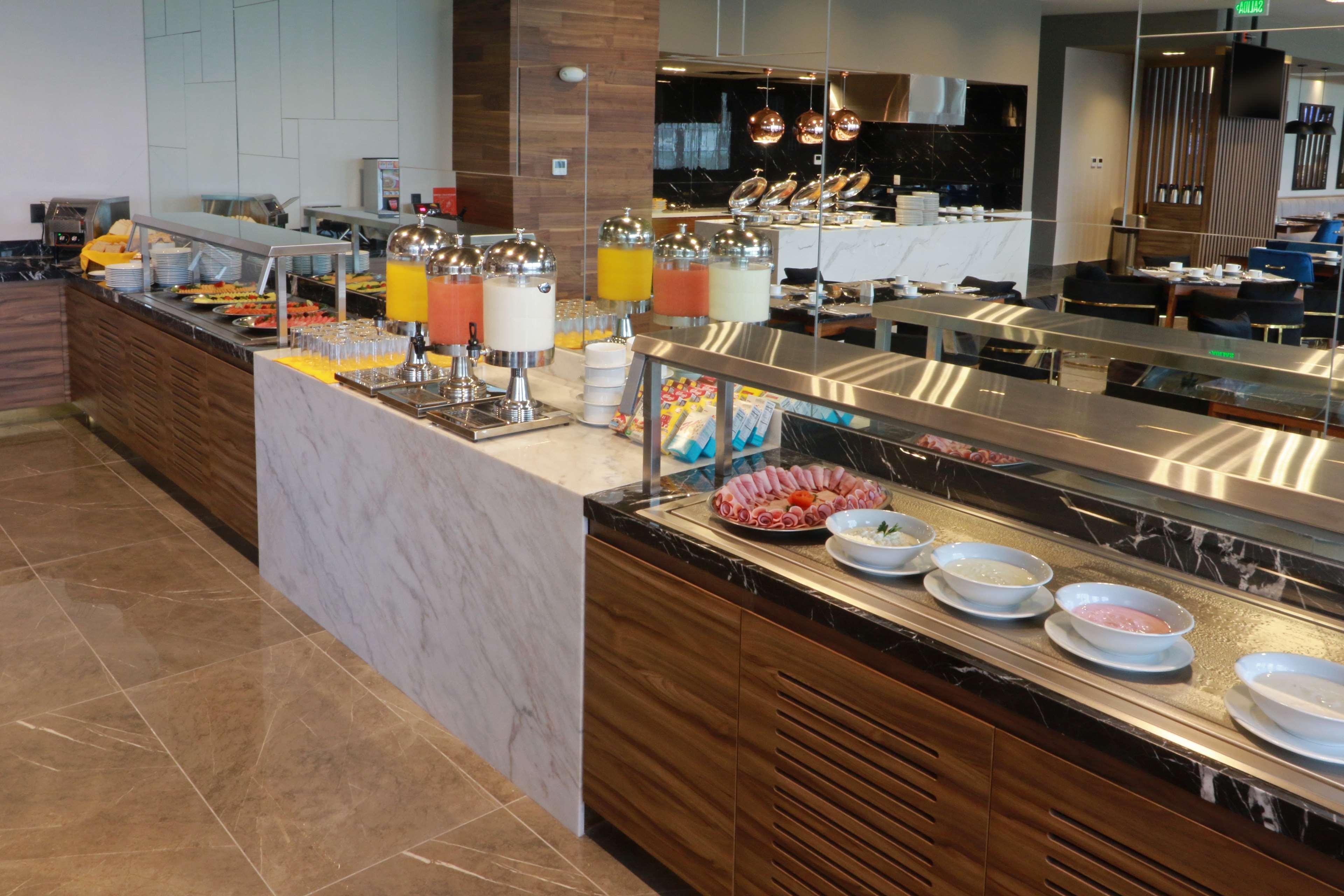 Hilton Garden Inn Monterrey Obispado Экстерьер фото
