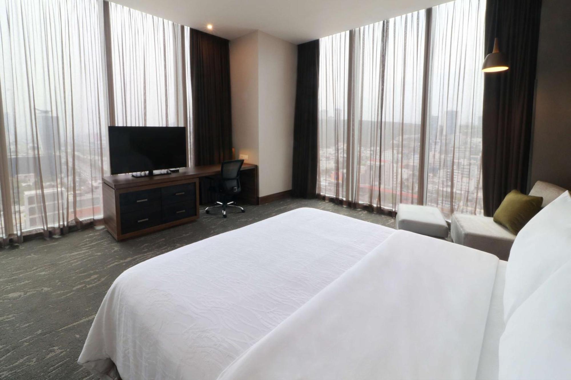 Hilton Garden Inn Monterrey Obispado Экстерьер фото